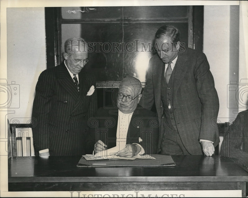 Load image into Gallery viewer, 1937 Press Photo Planning Campaign in La Guardia Headquarters

