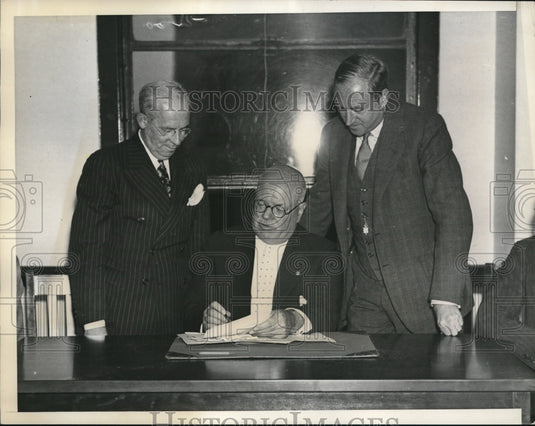 1937 Press Photo Planning Campaign in La Guardia Headquarters