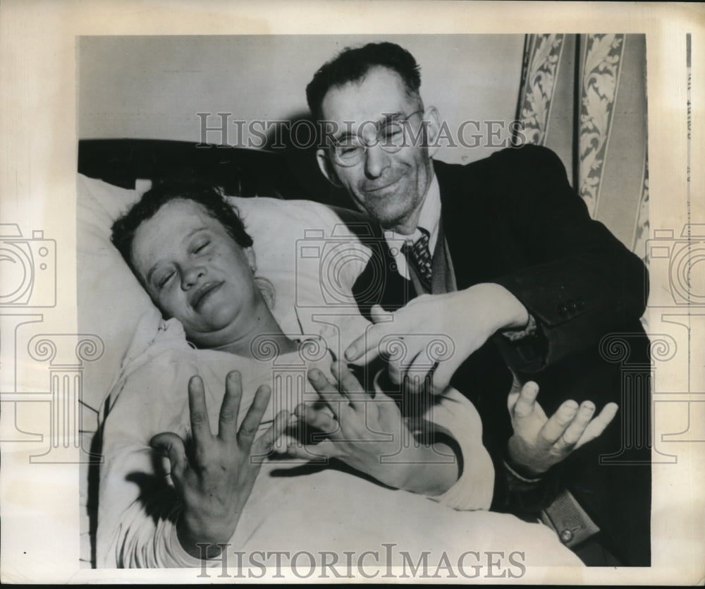 1946 Press Photo Mr. and Mrs. Andrew Baldridge after Twentieth Child Born