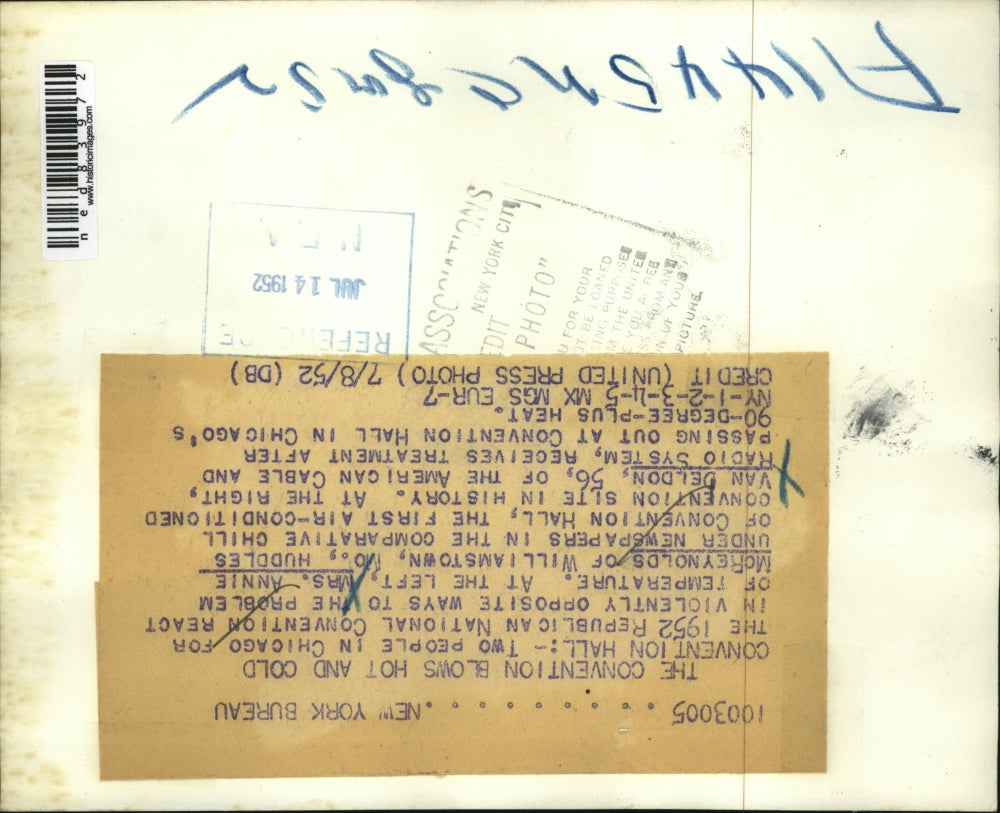 1952 Press Photo Annie McReynolds trying to Keep Warm and Van Deldon Faints