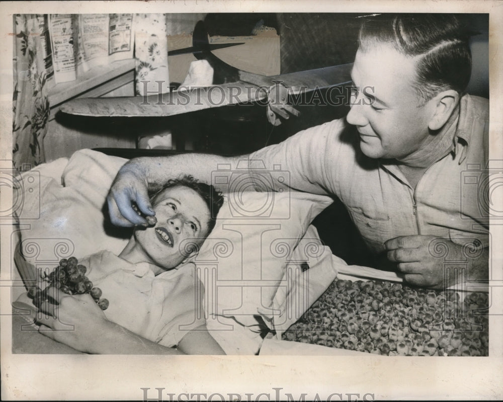 1947 Press Photo Lloyd Berry feeding son Niles Berry when too weak to feed self
