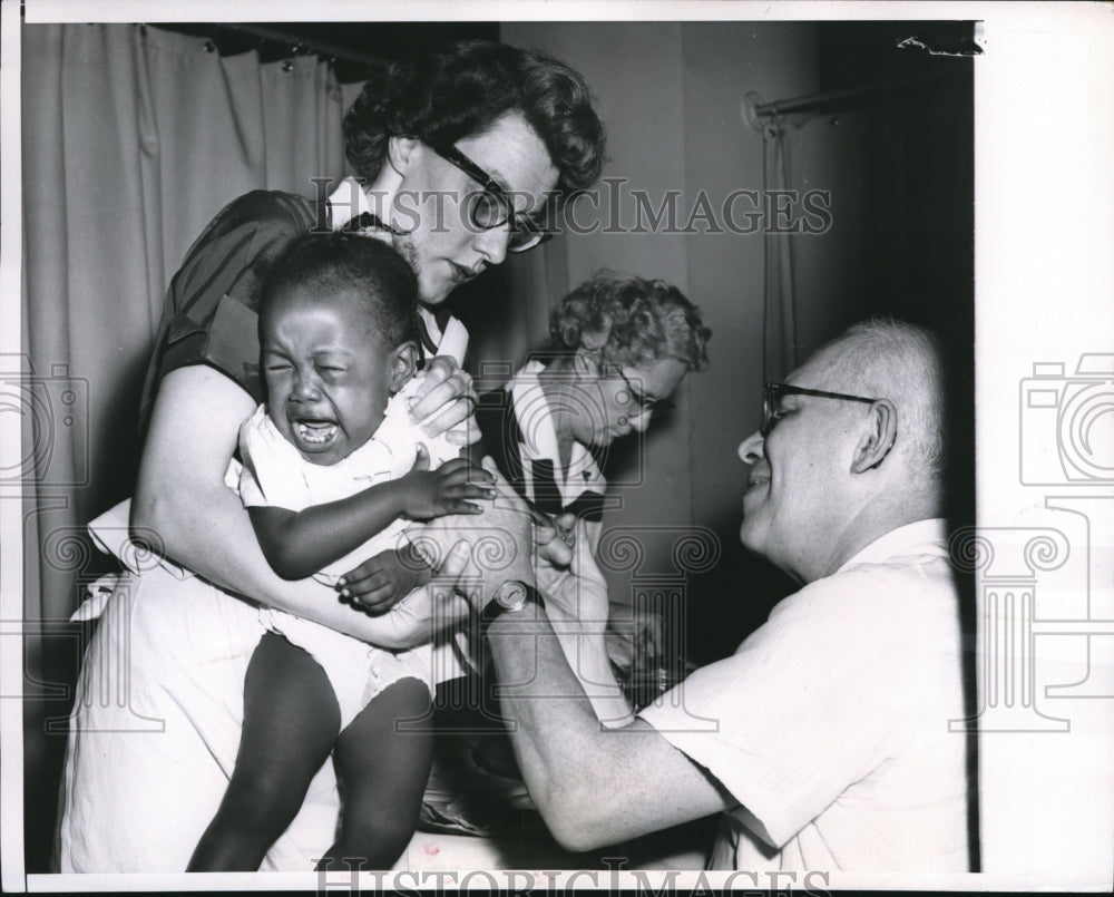 1956 Press Photo Kathleen Bunton gets polio vaccine from Doctor BJ Neiman