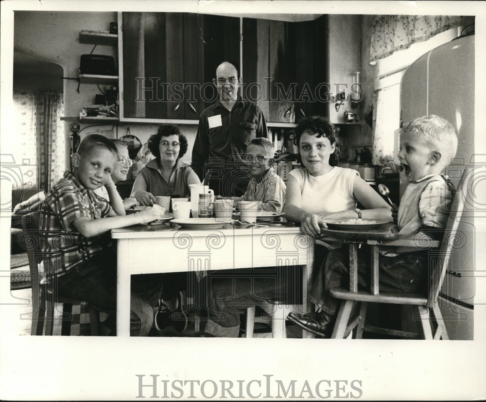 1958 Press Photo Dick Oros with his wife, Alice, and four sons and daughter