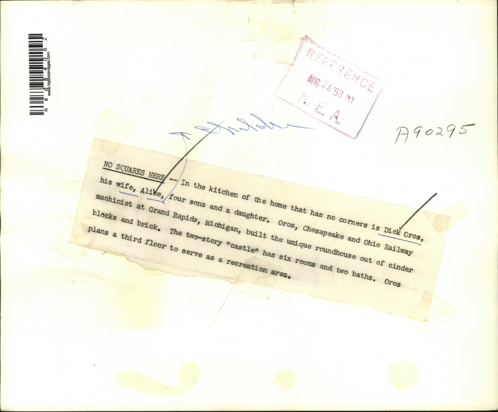 1958 Press Photo Dick Oros with his wife, Alice, and four sons and daughter