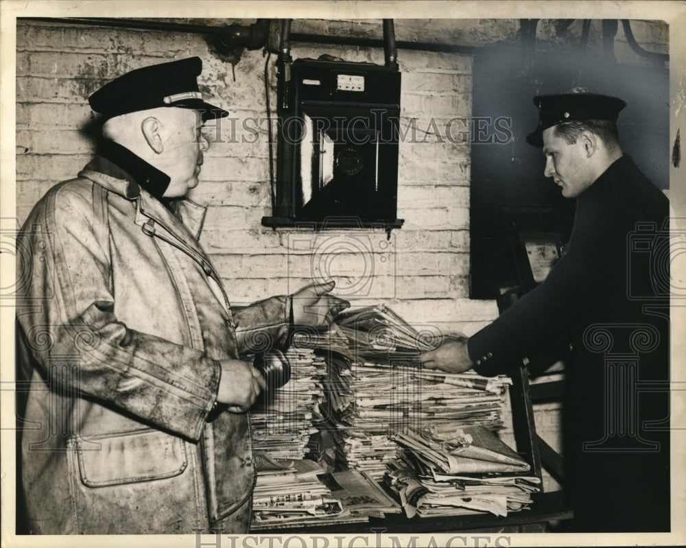 1941 Press Photo Martin Brien and Norbert Pierce piling up papers