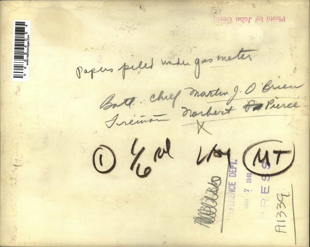 1941 Press Photo Martin Brien and Norbert Pierce piling up papers