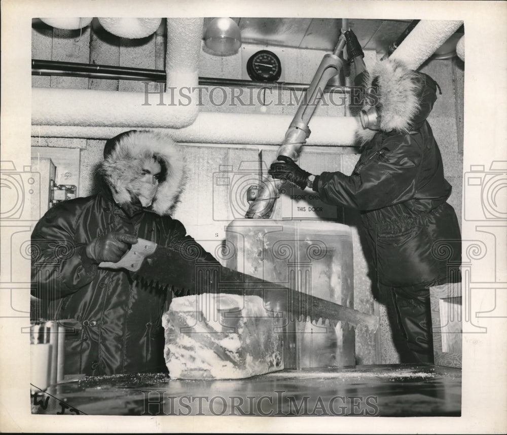 1955 Press Photo Tom Olsen and Glenn Walker in Army Engineer Corps testing lab
