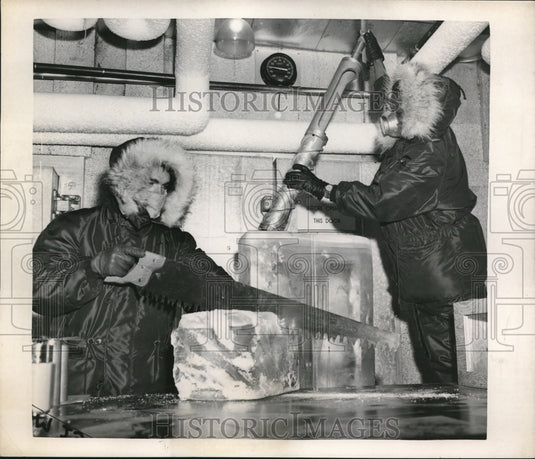 1955 Press Photo Tom Olsen and Glenn Walker in Army Engineer Corps testing lab