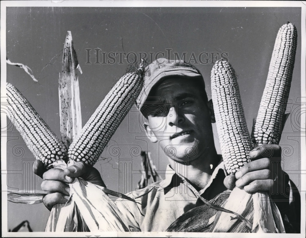 1960 Press Photo Albert Bray Jr., farmer, shows some examples of his hardwork in