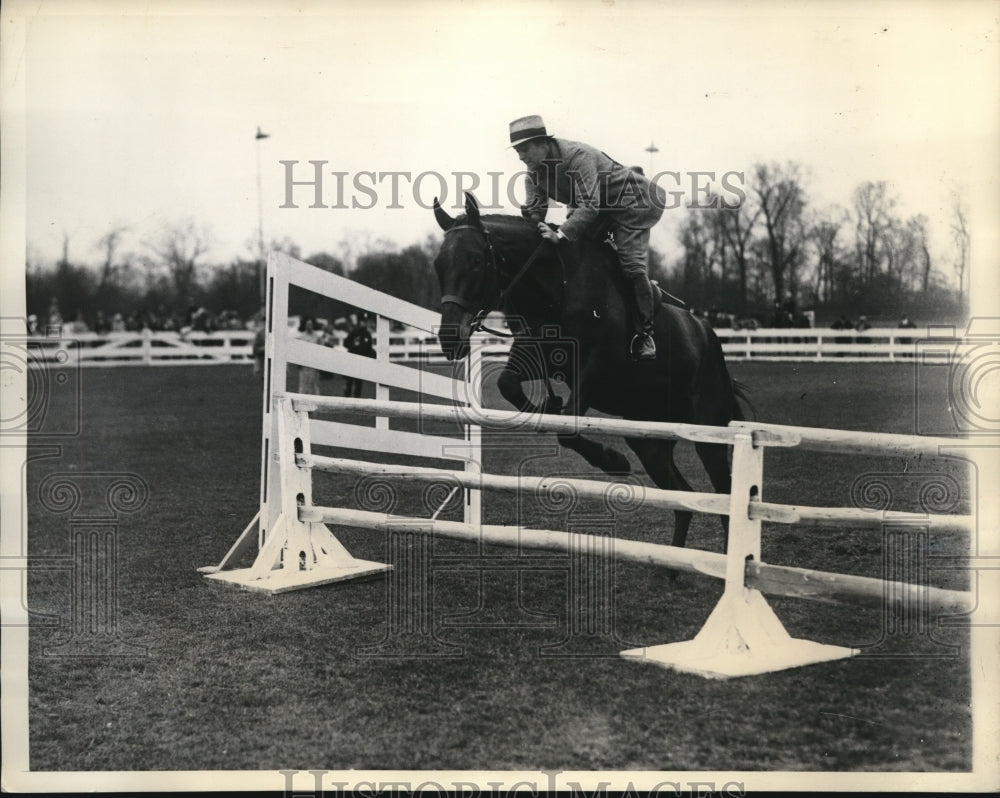 1934 Press Photo Emily Bromley taking a jump on Pyway annual horse show
