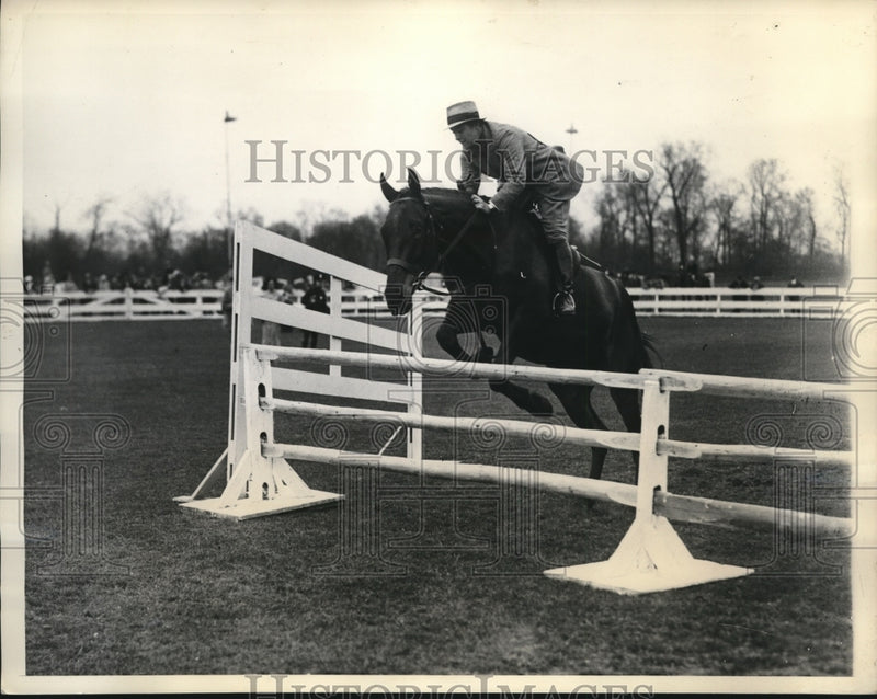 Load image into Gallery viewer, 1934 Press Photo Emily Bromley taking a jump on Pyway annual horse show
