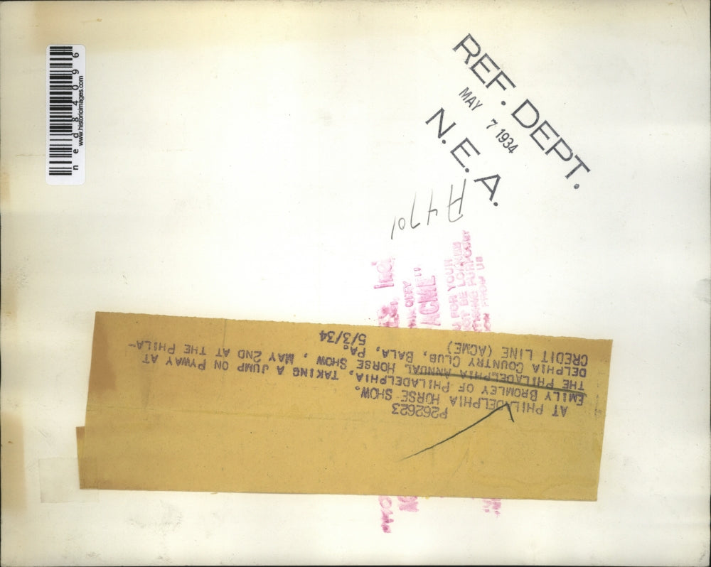 1934 Press Photo Emily Bromley taking a jump on Pyway annual horse show