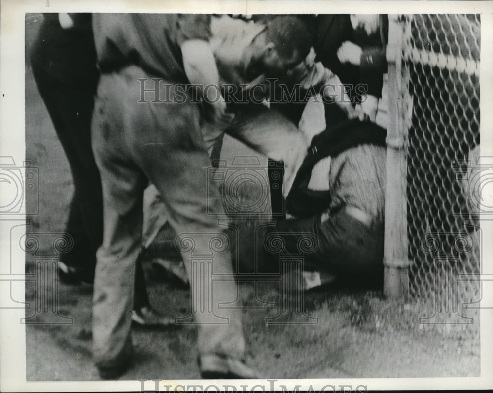1937 Press Photo Union Workers Ford Employees Attacked Auto Earborn Michigan
