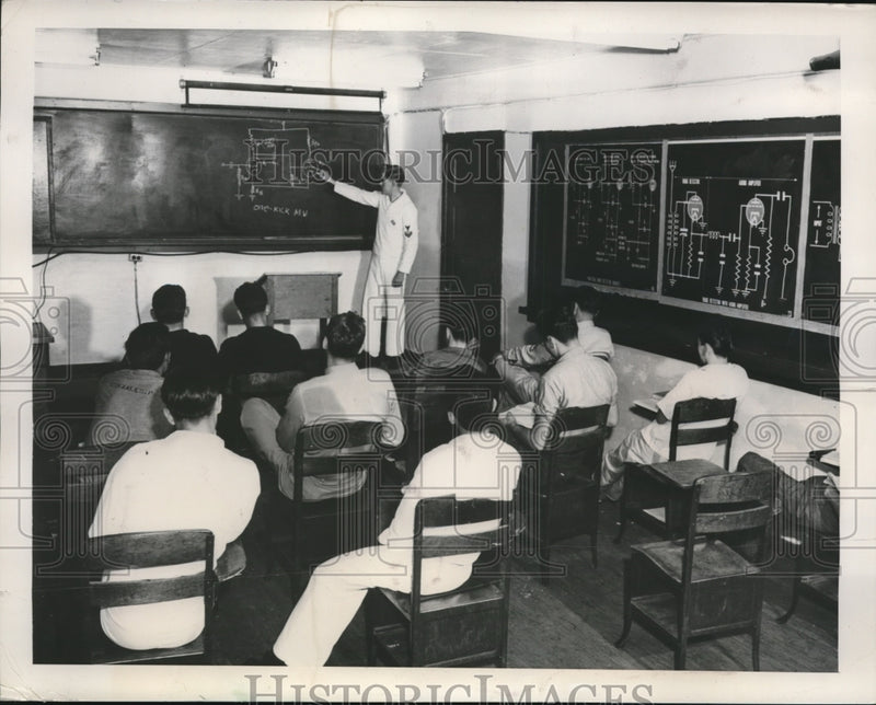 Load image into Gallery viewer, 1948 Press Photo Navy School Electronics Pearl HarborTechnician Air Force
