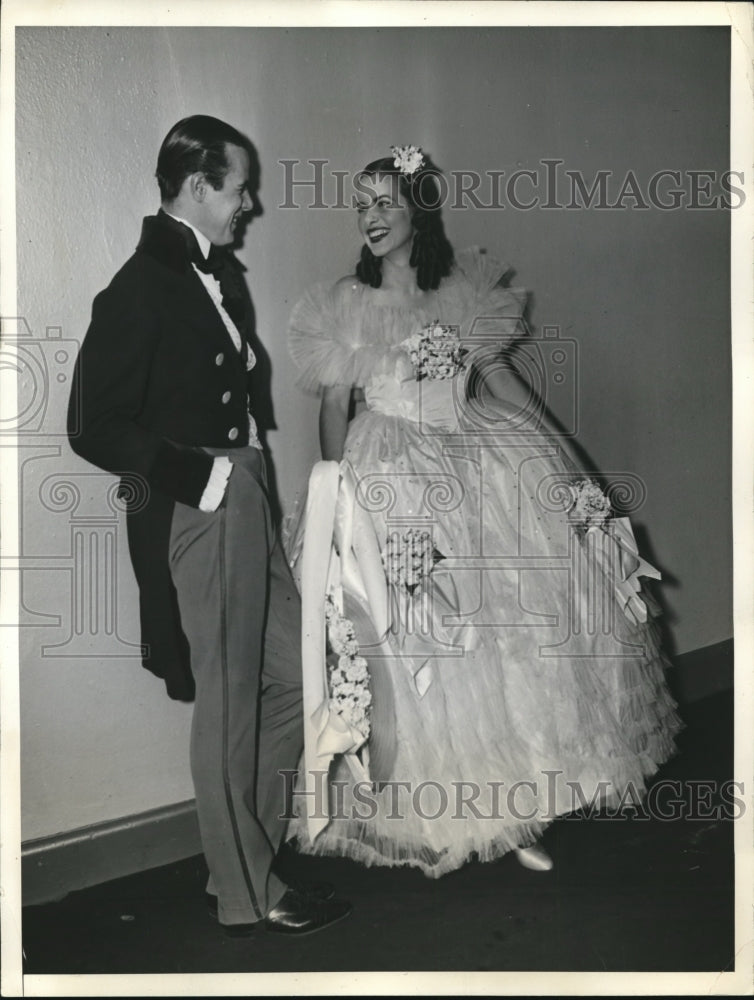 Load image into Gallery viewer, 1935 Press Photo Mrs. Marshall Heminway and Anthony Drexel at the opera ball
