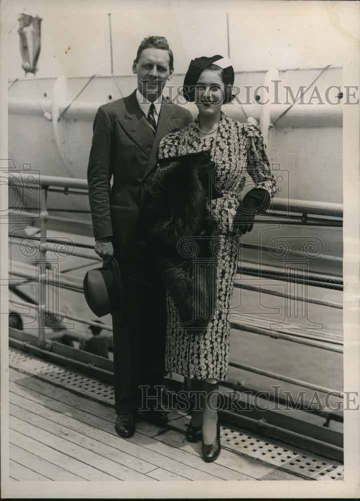 Load image into Gallery viewer, 1935 Press Photo Charles Harjes and Betty Schuster, as they arrived in New York.
