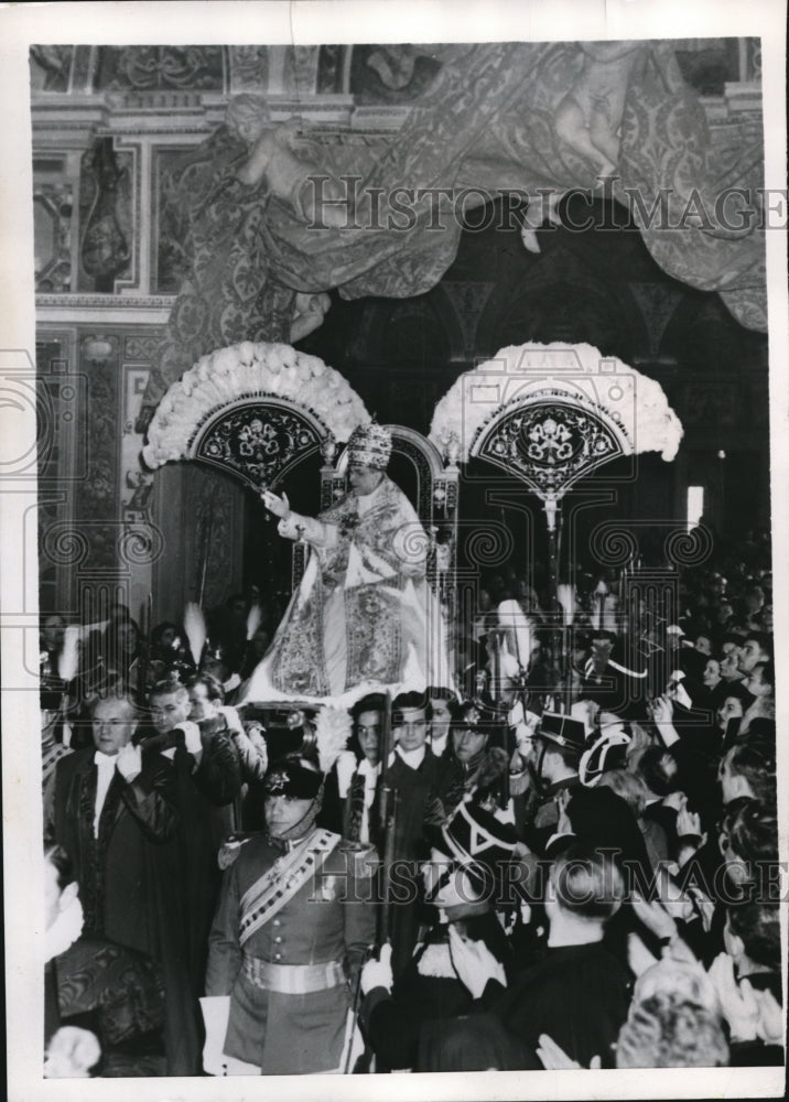 Load image into Gallery viewer, 1952 Press Photo Pope Pius XII blesses the faithful at the Sistine Chapel

