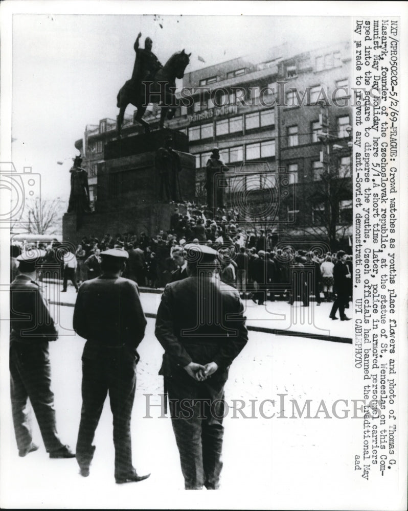 1969 Press Photo Crowd watches as youths place flowers and photo Thomas G.