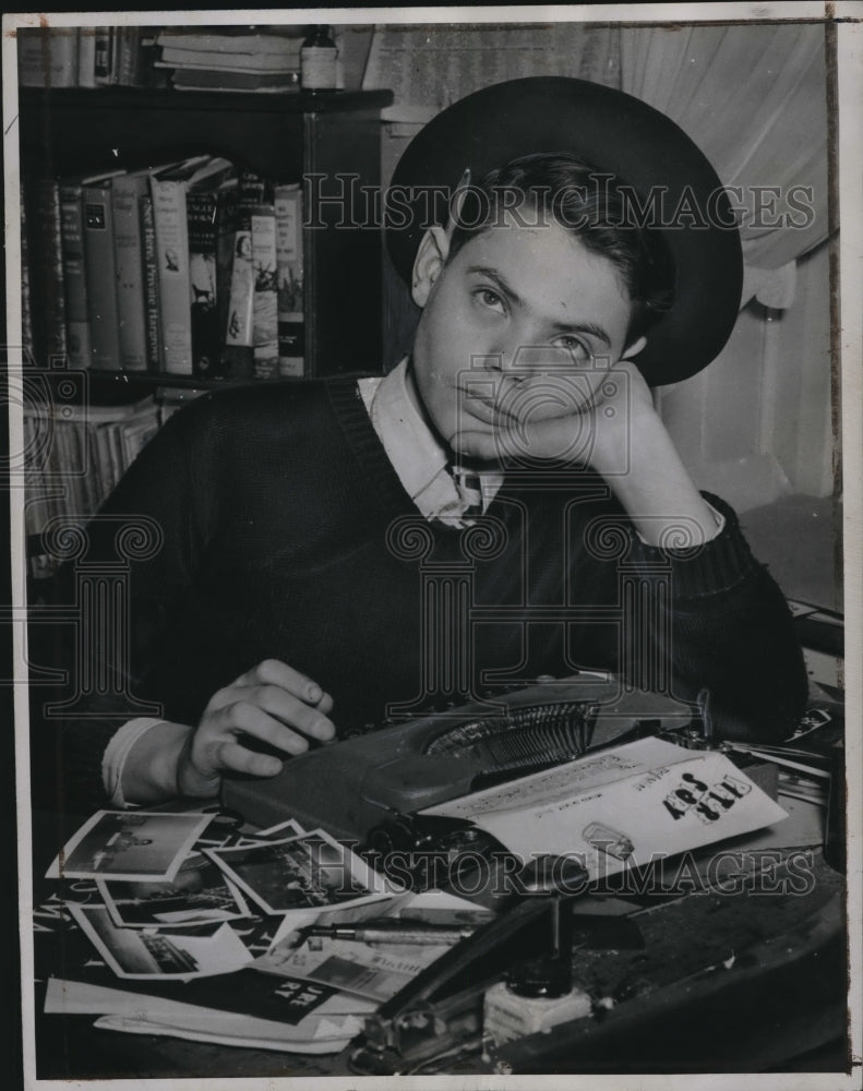 Load image into Gallery viewer, 1946 Press Photo Bernard Krisher, a magazine publisher at fifteen years old
