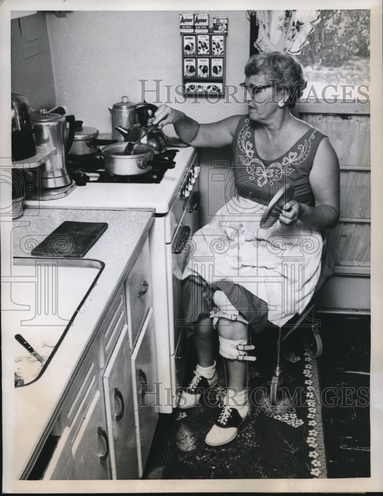 Load image into Gallery viewer, 1959 Press Photo Miami Fka Mrs Thelma Copeland polio victim at her home
