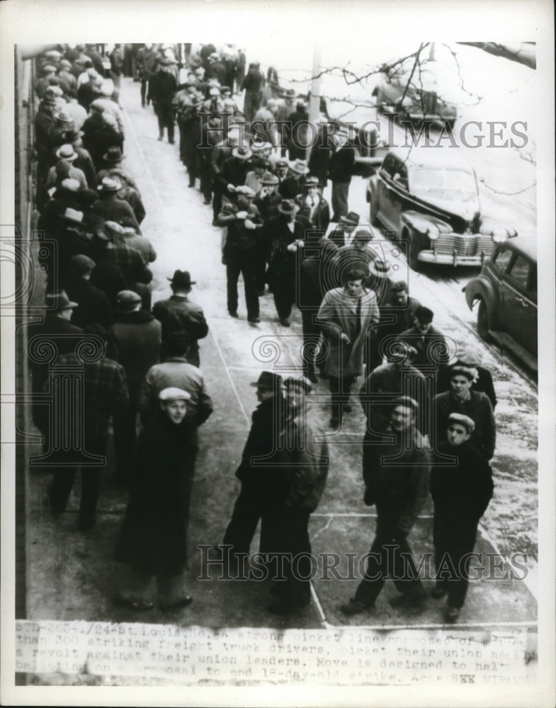 1946 Press Photo A strong picket line composed of  freight truck drivers- Historic Images