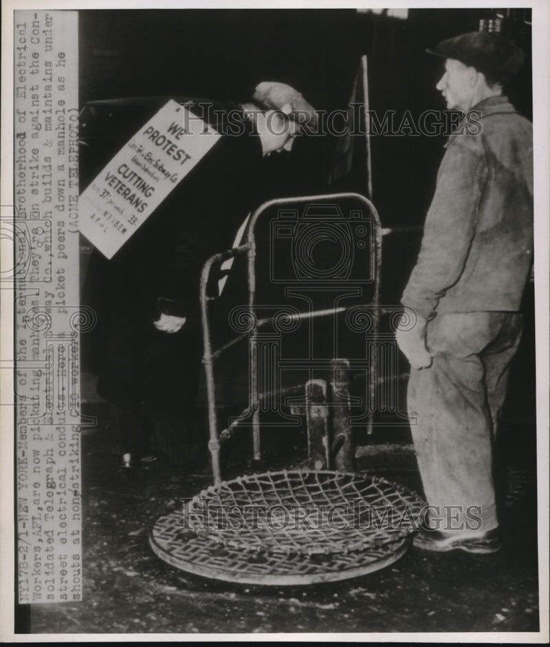 Load image into Gallery viewer, 1947 Press Photo Member of the International Brotherhood of Electrical Workers
