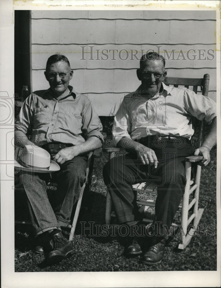 1949 Press Photo John W. McClelland Reunited w Brother Harry after 43 Years