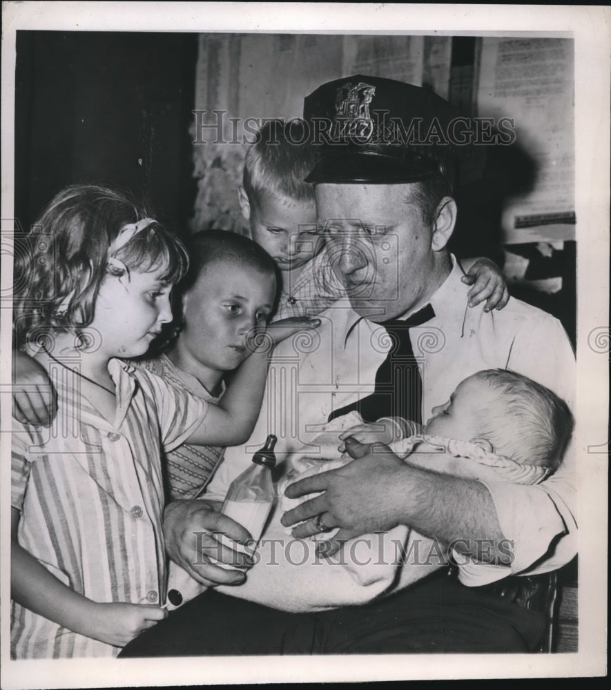 1947 Press Photo Police Officer William McNulty w Kubon Children & Baby, Chicago