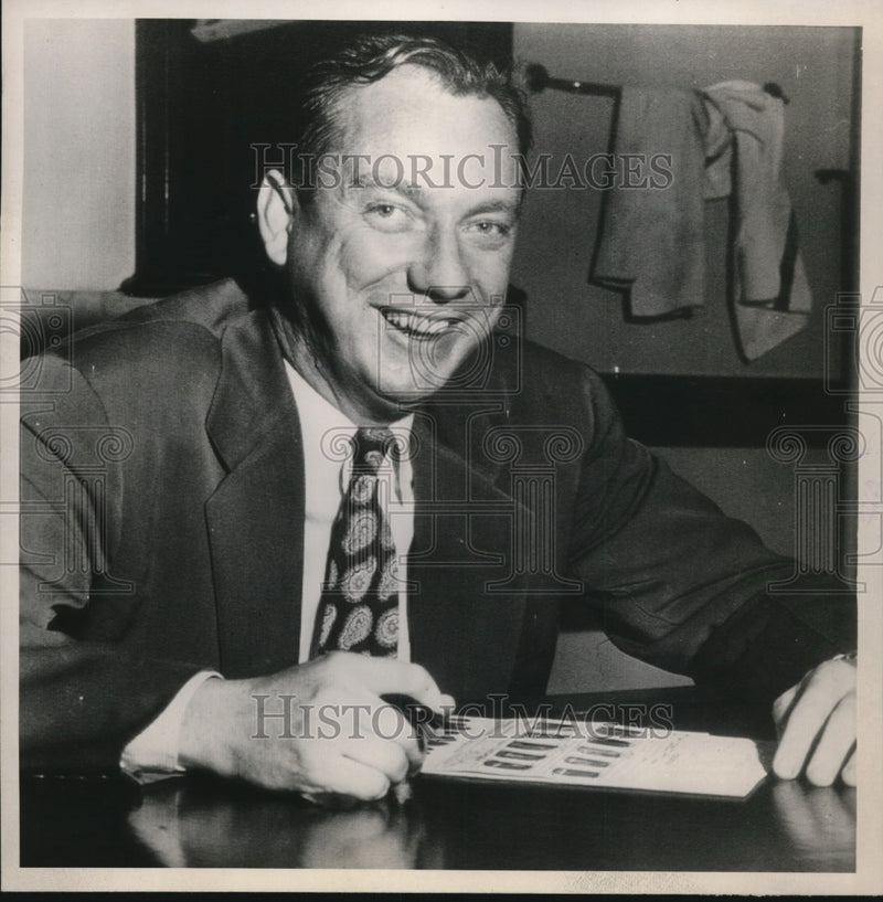Load image into Gallery viewer, 1947 Press Photo Bank cashier Robert McCianahan after surrendering himself
