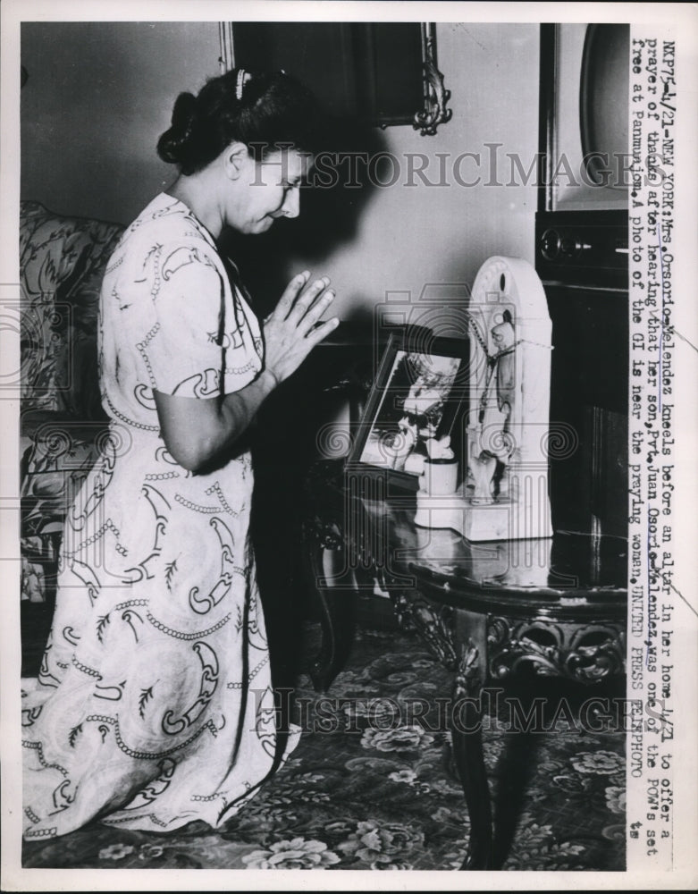 1953 Press Photo Mrs.Orsorio Melendez offers prayer for son POWs at Panmunjom