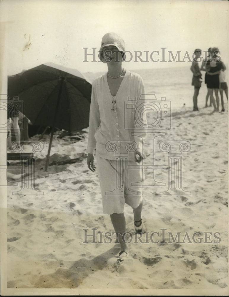 1928 Press Photo Mrs. Harvey Shaffer at the Sea Spray Beach, Palm Beach, Florida