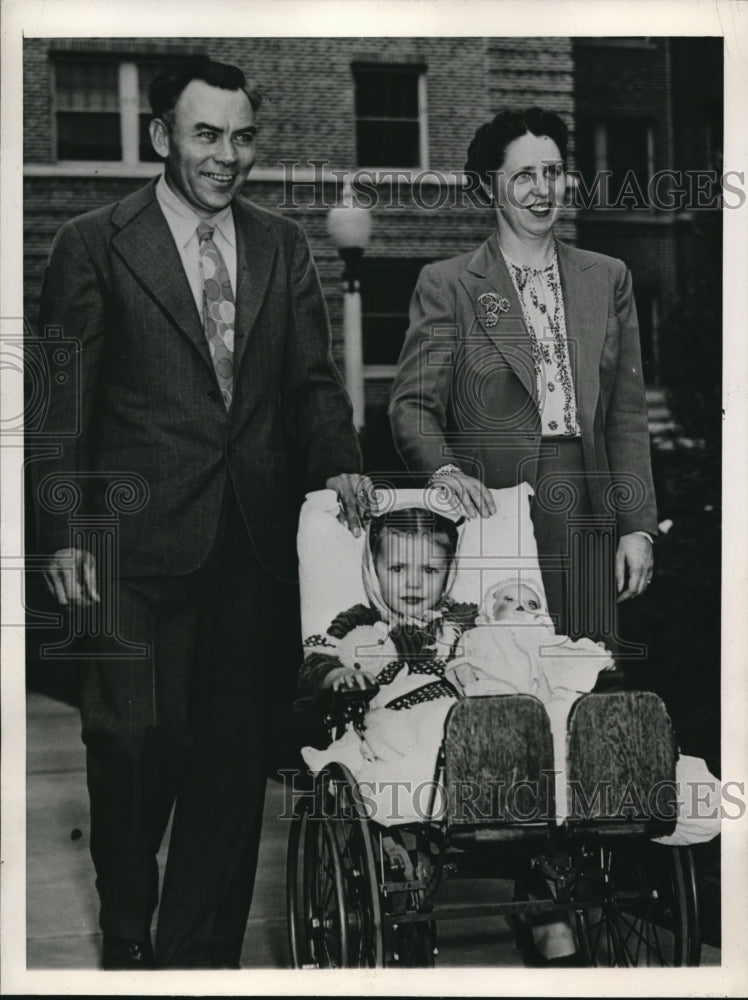 Load image into Gallery viewer, 1945 Press Photo Rochester MN Mr &amp; Mrs Walter Gudmundson &amp; baby Judith age 4
