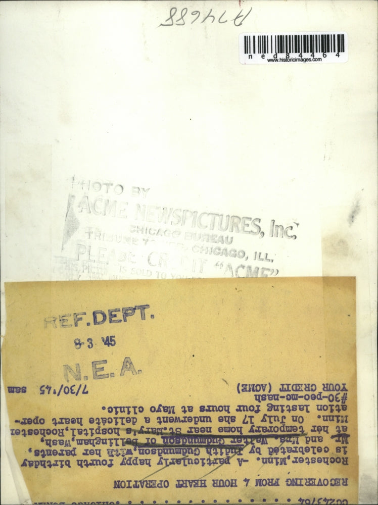 1945 Press Photo Rochester MN Mr & Mrs Walter Gudmundson & baby Judith age 4