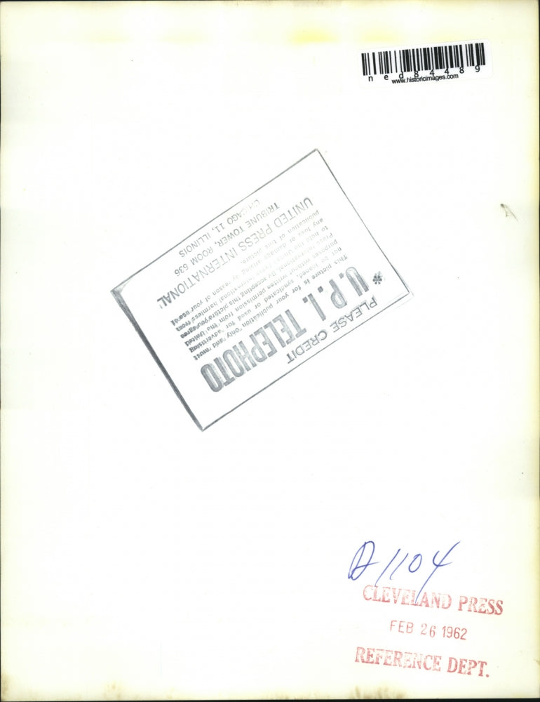 1962 Press Photo Madame Kahirodsundari, 105-years-old carried by grandson