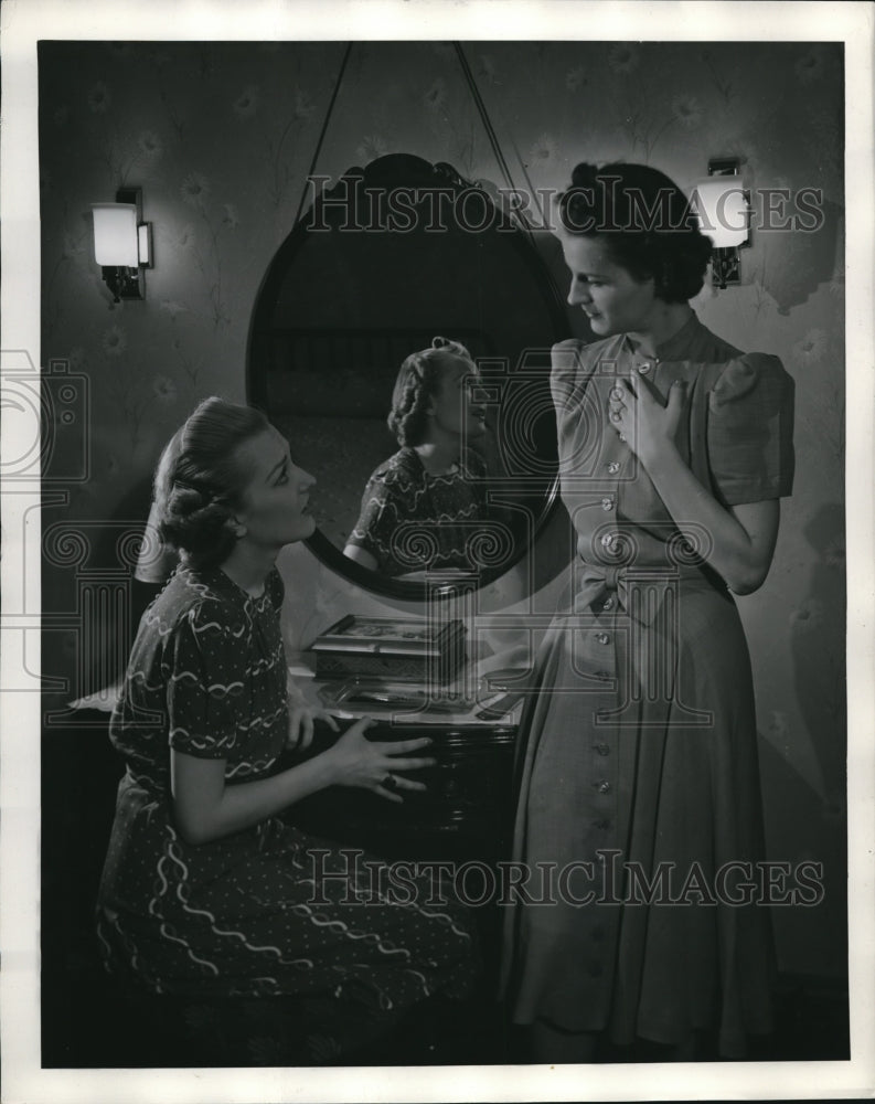 1939 Press Photo Models Bernadine Koman, Mary K. Tooey - ned84500