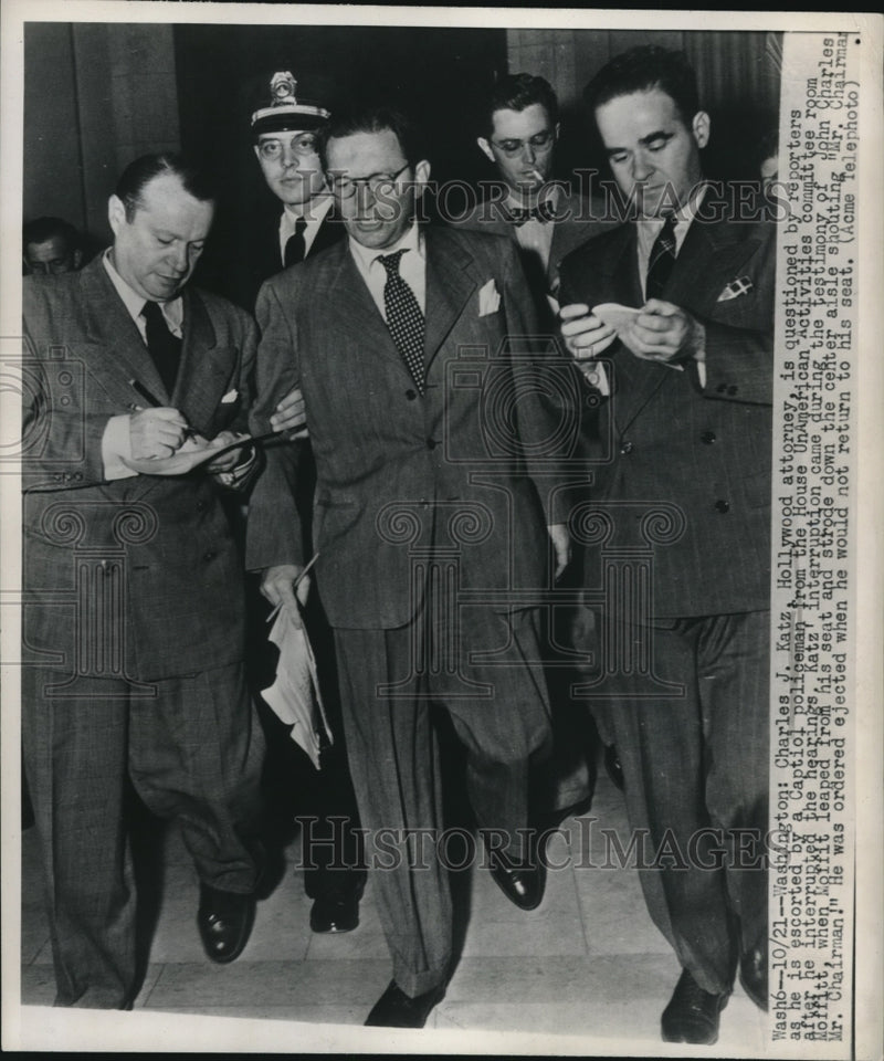 Load image into Gallery viewer, 1947 Press Photo Charles Katz, Hollywood lawyer escorted by a Capitol policeman
