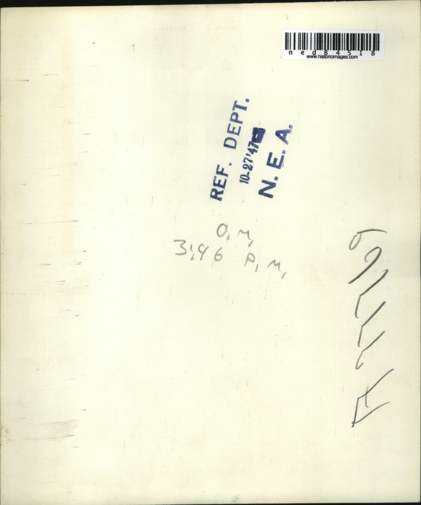 1947 Press Photo Charles Katz, Hollywood lawyer escorted by a Capitol policeman