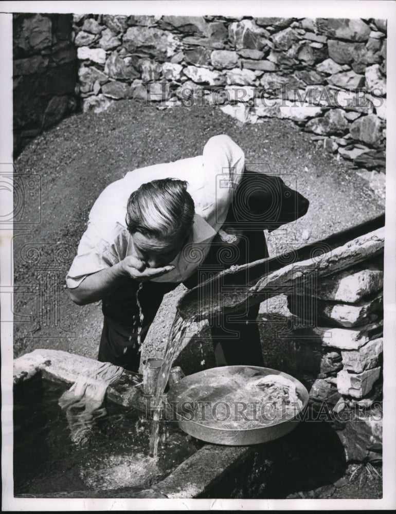 1955 Press Photo Gino Prato Bronx Shoemaker drink water at the Moutain in Italy- Historic Images