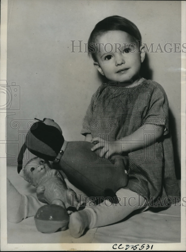 Load image into Gallery viewer, 1935 Press Photo Dolores Breska, victim of myocitis ossification
