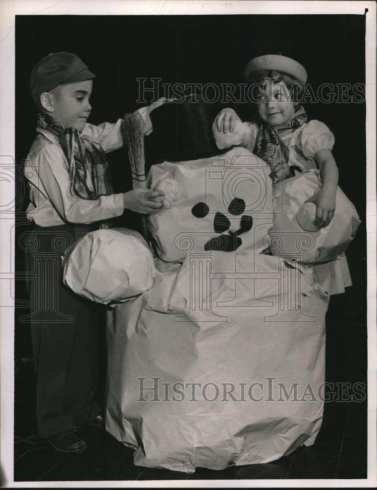 1951 Press Photo Elementary School Students Build Paper Snowman in Play