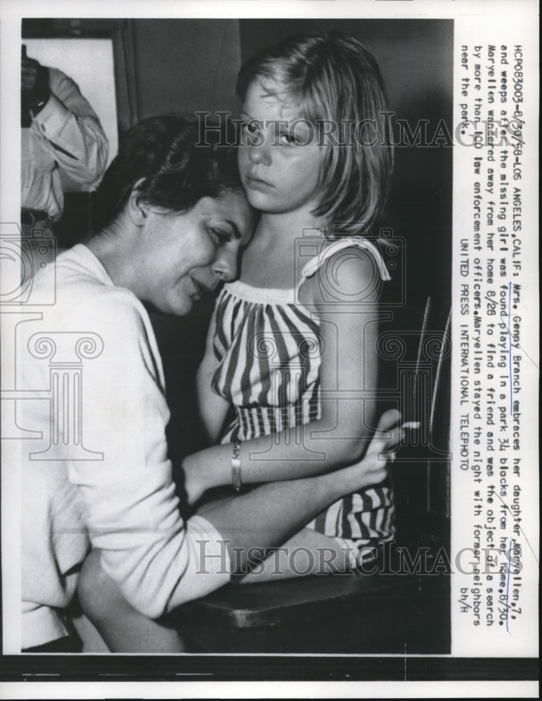 1958 Press Photo Genny Branch Hugs Daughter Maryellen After Going Missing, L.A.
