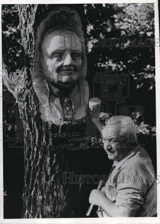 1968 Press Photo Brescia Italy Sculptor Emilio Lorandi puts finishing touches
