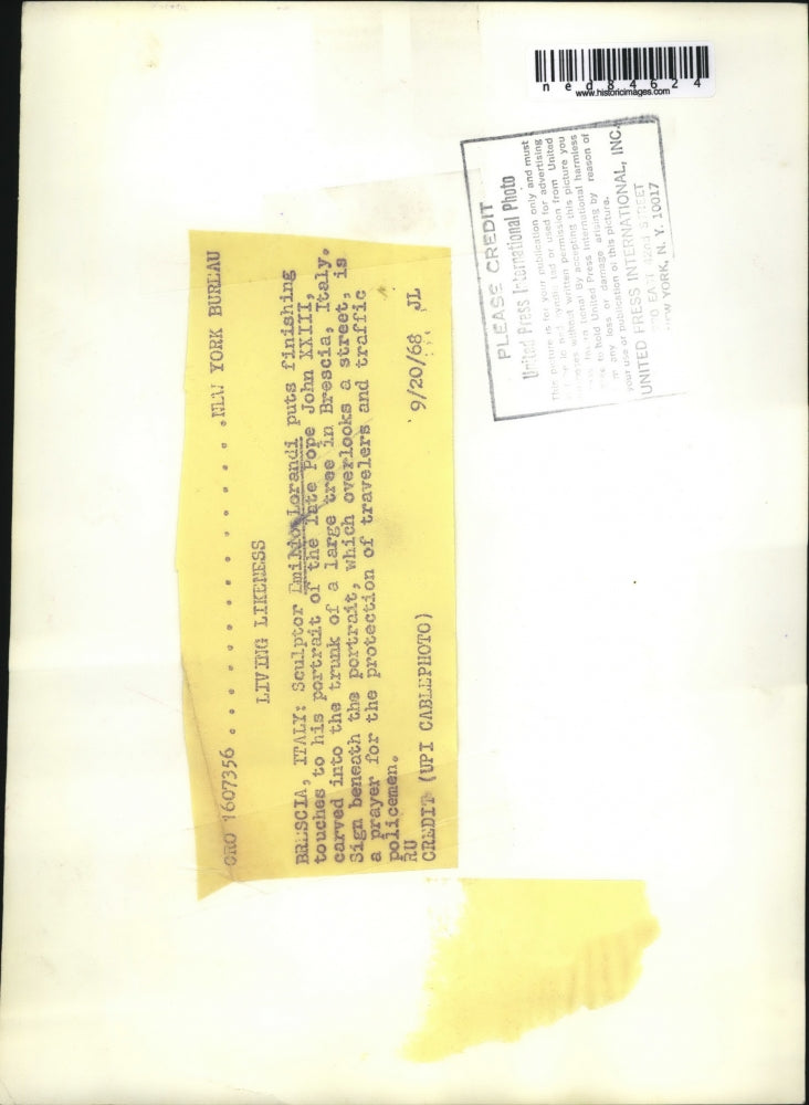 1968 Press Photo Brescia Italy Sculptor Emilio Lorandi puts finishing touches