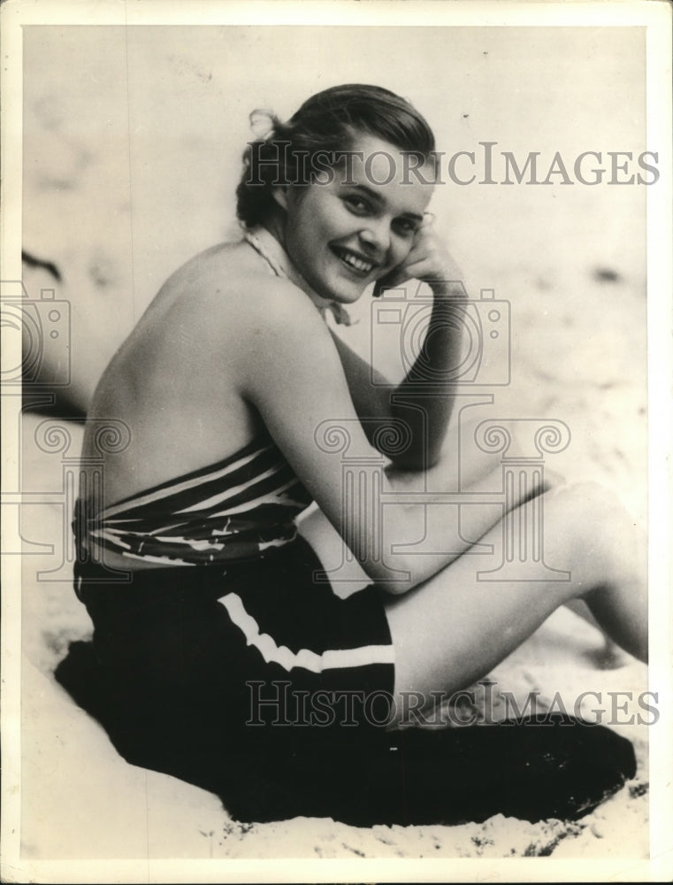 1935 Press Photo Ms.Rose O'Neil Winslow at sand at Coral Beach Bermuda.