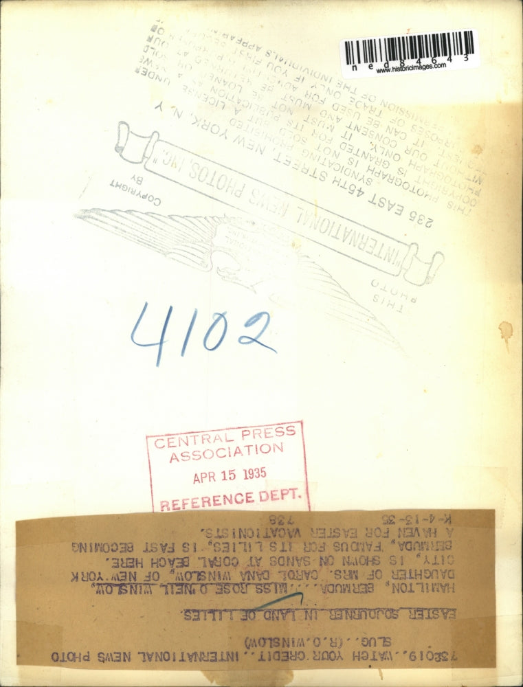 1935 Press Photo Ms.Rose O'Neil Winslow at sand at Coral Beach Bermuda.