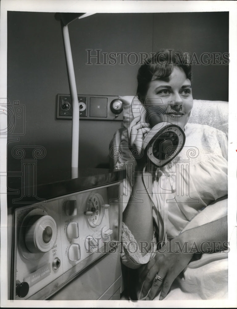 Load image into Gallery viewer, 1958 Press Photo Chicago Ill.Wesley Memorial Hospital Dianene Benson
