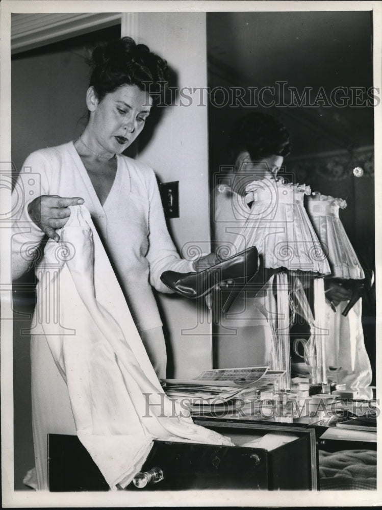 Load image into Gallery viewer, 1947 Press Photo Chicago Mrs Claire Borin &amp; other womans clothes in home
