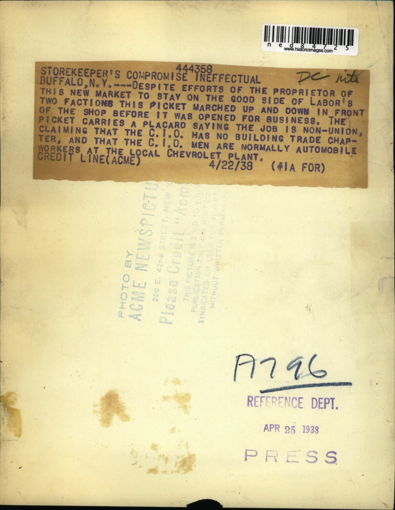 1938 Press Photo Buffalo NY Storekeeper vs pickets of CIO of his non union shop