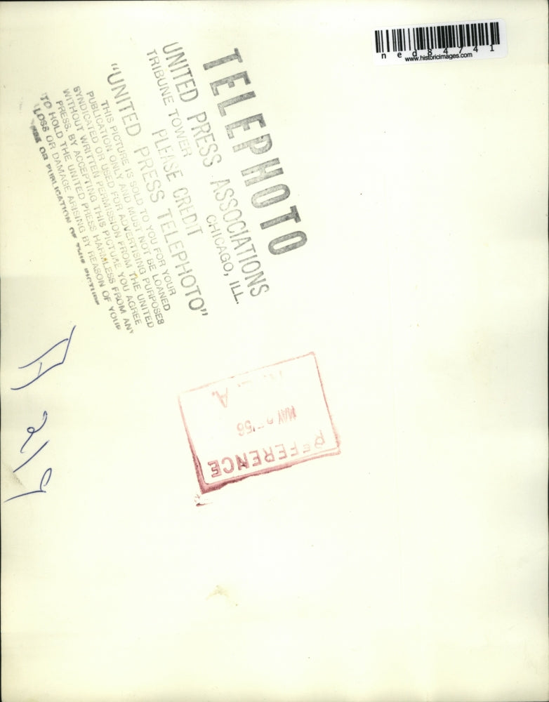 1956 Press Photo Rome Italy Ancient Colosseum & protestors with communist flag