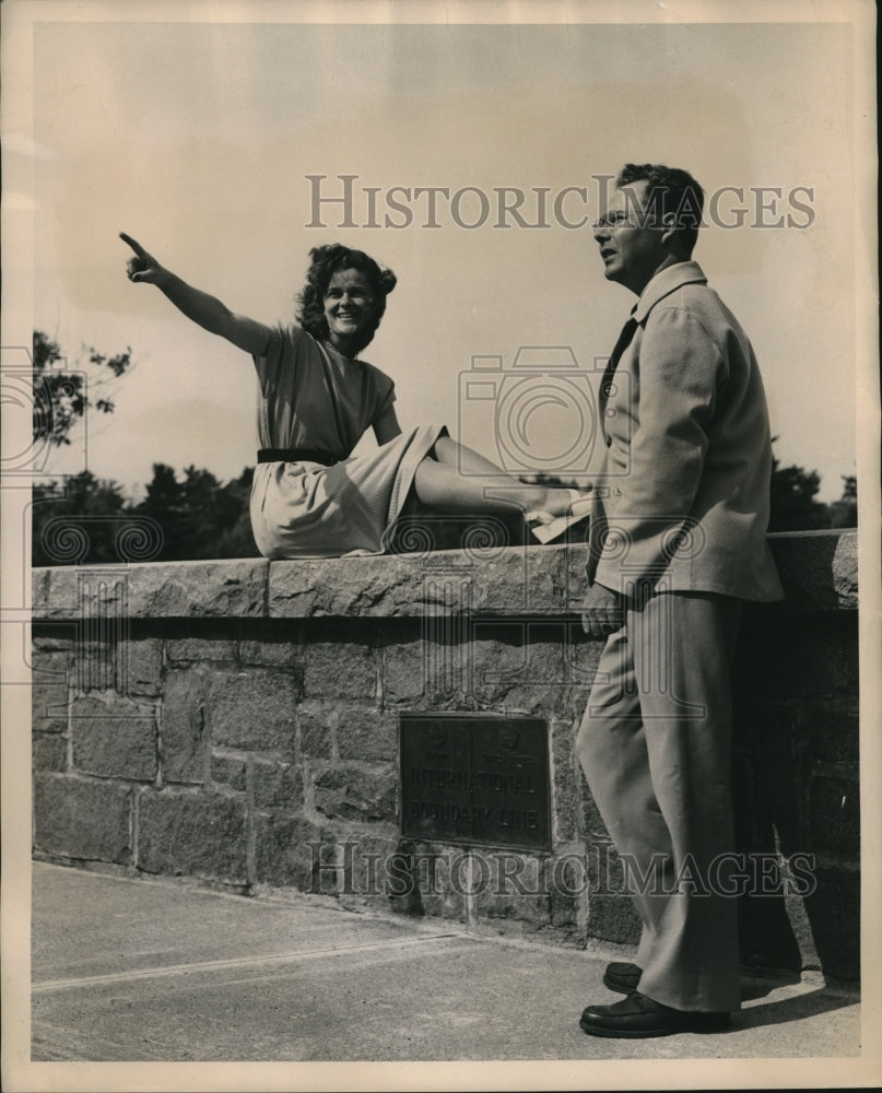 1947 Press Photo Mr & Mrs.Richard Spooner of Mich.at Thousand Island Intl Bridge